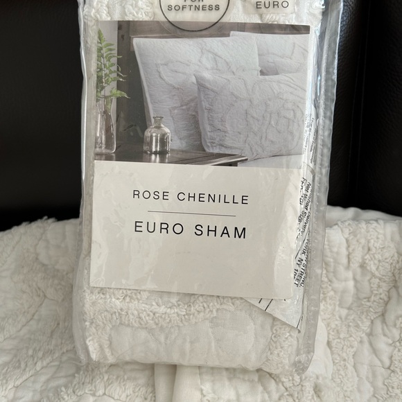 ROSE CHENILLE FULL/QUEEN QUILT SET, 1 QUILT & 2 SHAMS & 1 EURO SHAM- NEW, - Picture 2 of 6